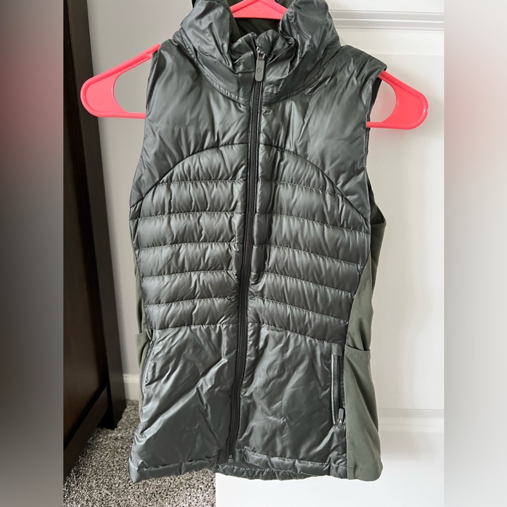 Lululemon Down for a Run Vest (Version ii) in Gator Green Size 4